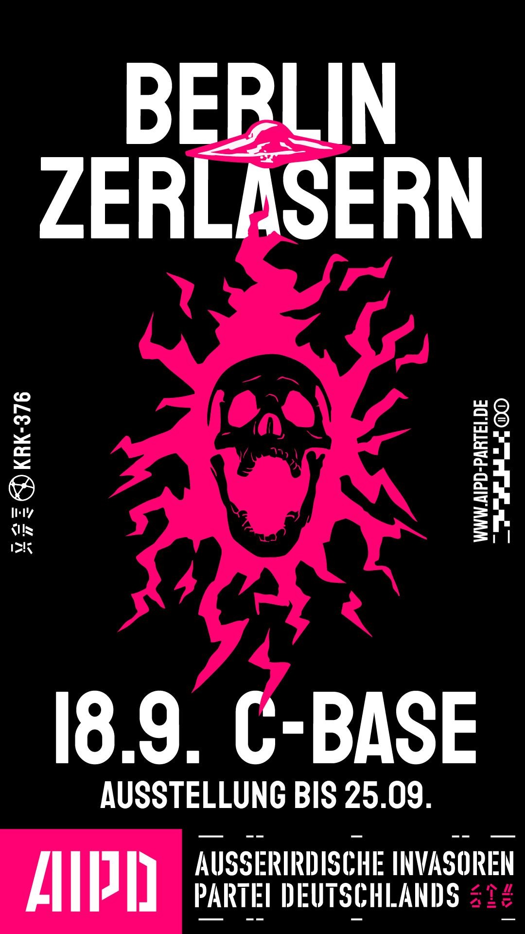 Schwarzer Hintergrund, mittig ein Schädel in einem neonpinken Flash der von einer fliegenden Untertasse geschossen wird. Weiße Schrift: BERLIN ZERLASERN. 18.9. C-BASE. AUSSTELLUNG BIS 25.09. Unten das AIPD Logo in pink dazu: Ausserirdische Invasoren Partei Deutschlands